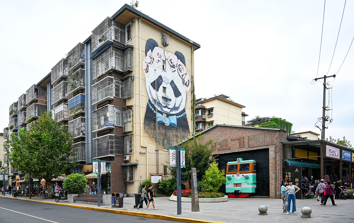 2021年9月23日,成都市,下涧漕社区,街边打造的火车元素文化墙.-1(如需