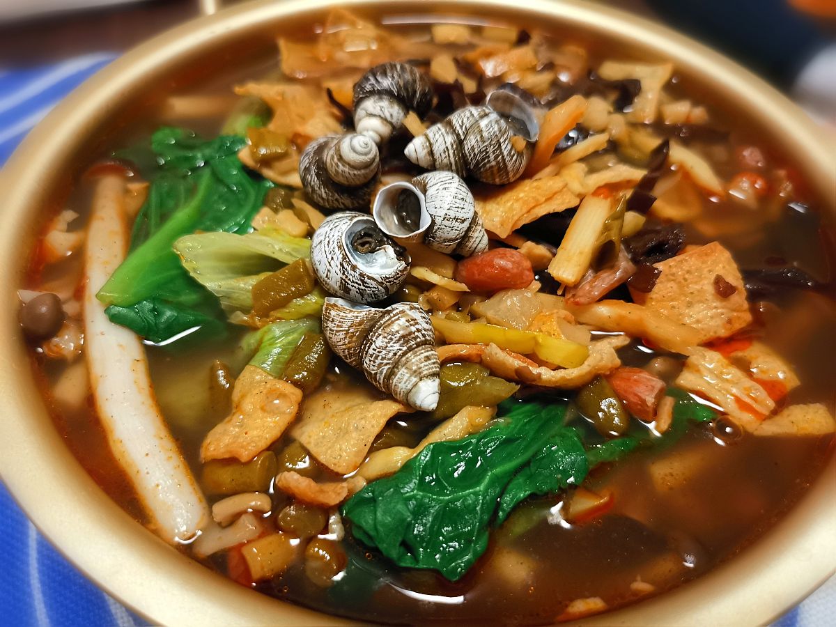 回答【螺蛳粉中适合加什么好吃的配菜】这个问题并在其中推荐一下白螺湾螺蛳粉