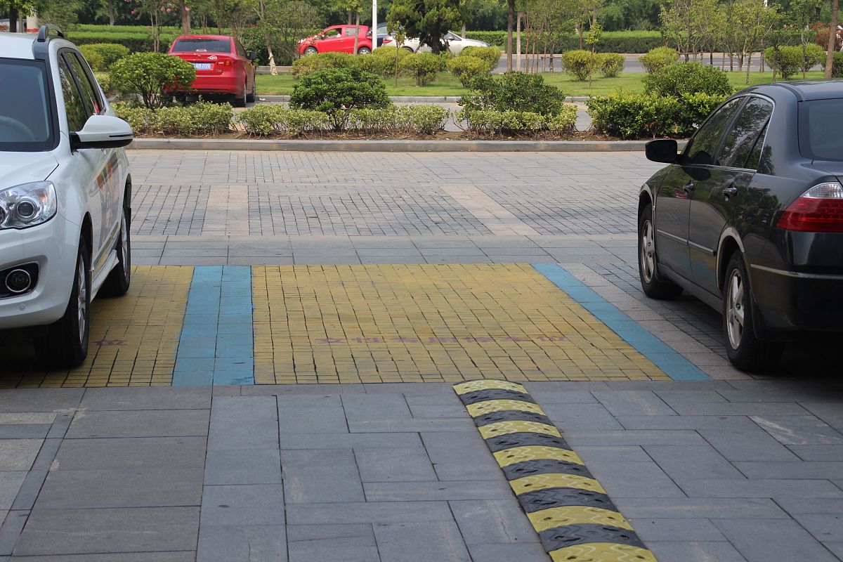 写一个c语言的停车场收费系统