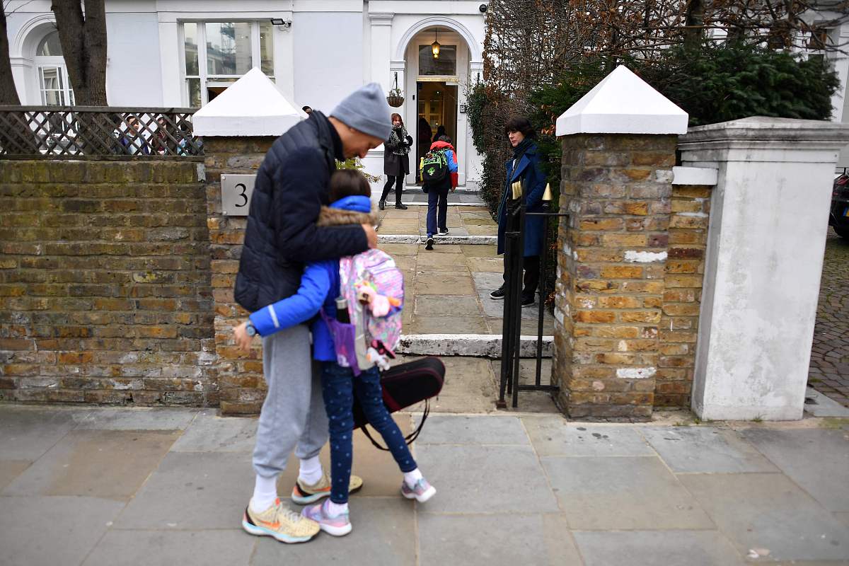 根据学校开学初人员管理、教学管理、后勤保障、校园安全管理等方面工作情况写一份工作报告