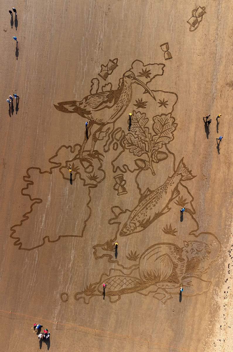 当地时间2022年3月23日,英国英格兰北部的斯卡伯勒,艺术家们正在斯卡