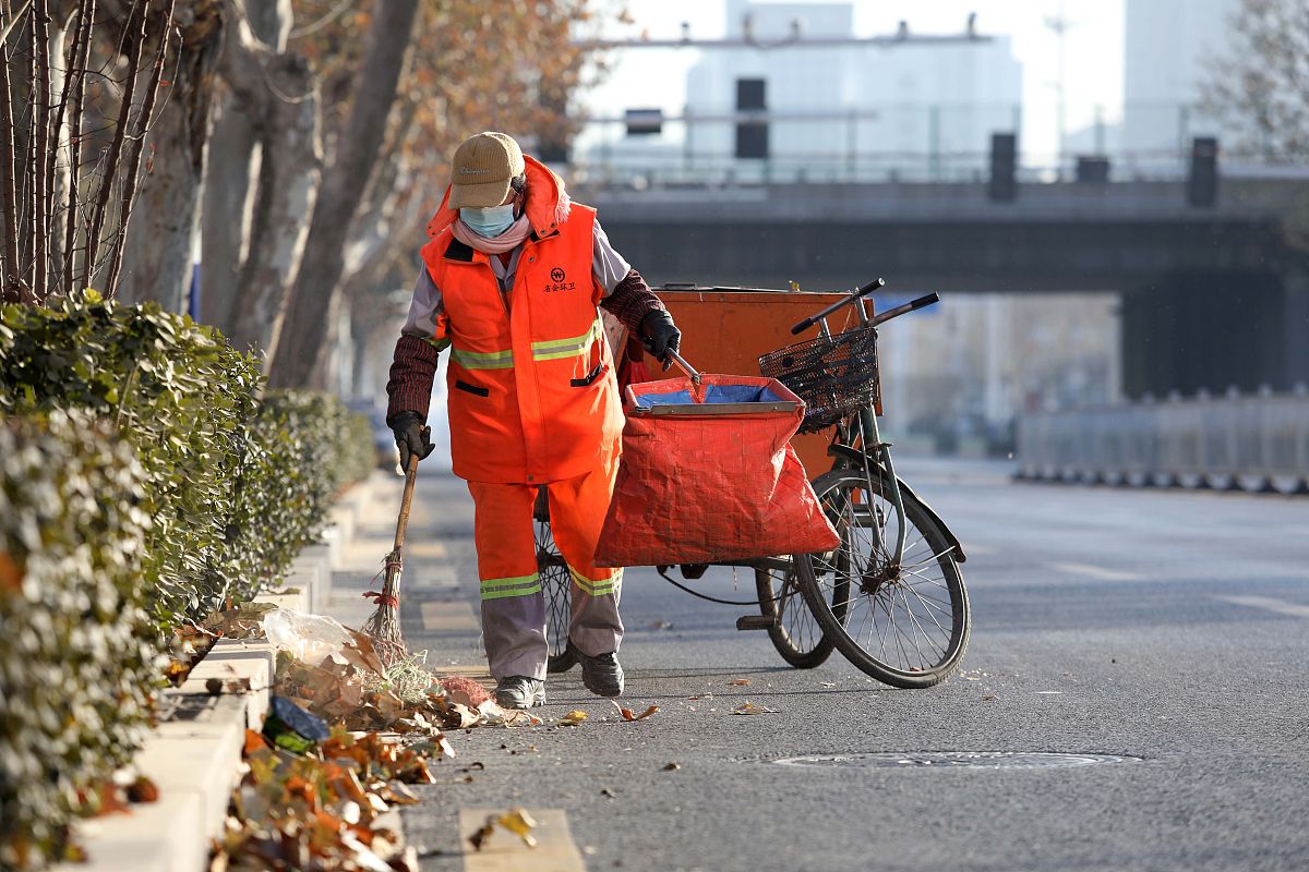 环卫工人工作内容：城市清洁的守护者