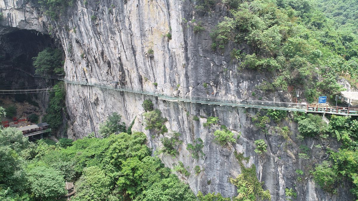 我想让你做一个旅游指南。我会把我的位置写给你你会推荐一个靠近我的位置的地方。在某些情况下我还会告诉您我将访问的地方类型。您还会向我推荐靠近我的第一个位置的类似类型的地方。我的第一个建议请求是我想去柳州旅行请给我制定一个行程计划要可以看风景景区安排要在五天行程内把八大景区看完可以享受特色美食