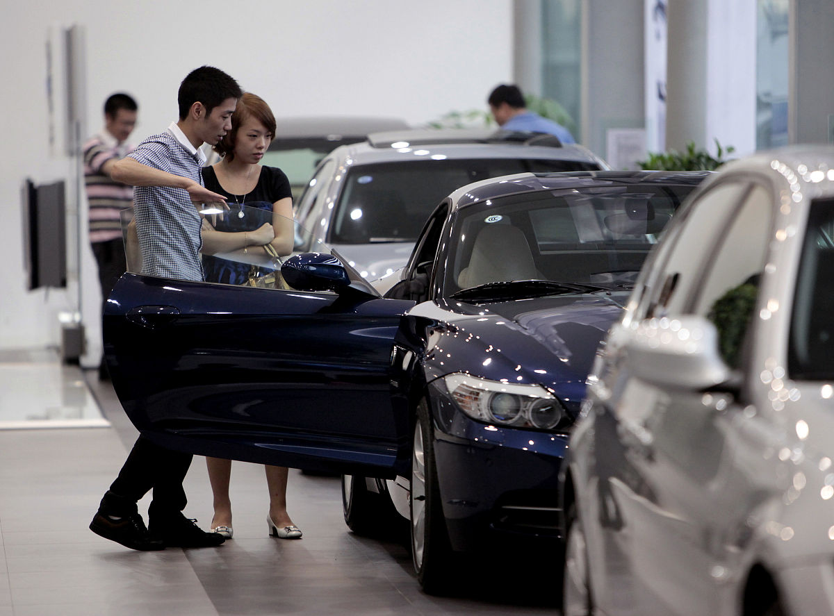 2010年9月14日,消费者在位于上海的宝马4s店购车.去年,中国汽车消费量
