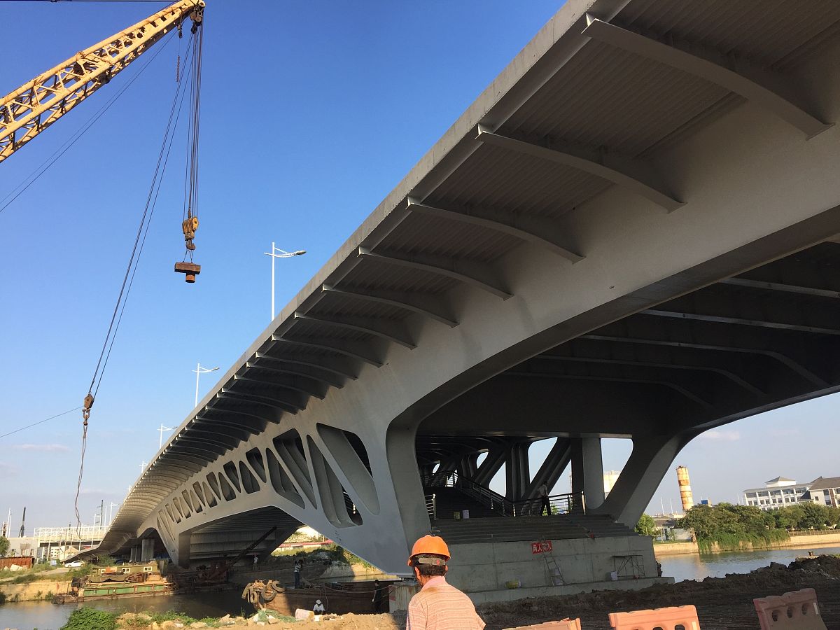 本研究主要探讨桥梁可能面临的各种风险并评估这些风险因素。研究目标是解决潜在问题和独立风险的分析而风险评价方法并没有明确的要求最终总结使用了定性的方法。此外本研究还运用可靠性理论进行试验通过实验测试负载和结构的失效概率以概率风险评估的方式获取最大公差桥存在的风险。在桥梁施工方面的研究方面国内更多关注的是建筑方面通常采用定性分析方法。例如2002年杭州湾大桥进行了强大的潮汐海上桥梁施工关键技术的研究并