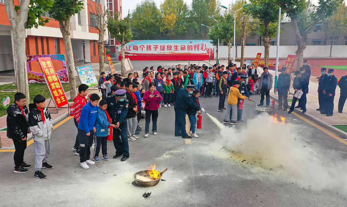 请根据中国湖南省永州市蓝山县的实时天气预报及暑期易发生的安全事故制作一份安全提示给城郊的中小学生。