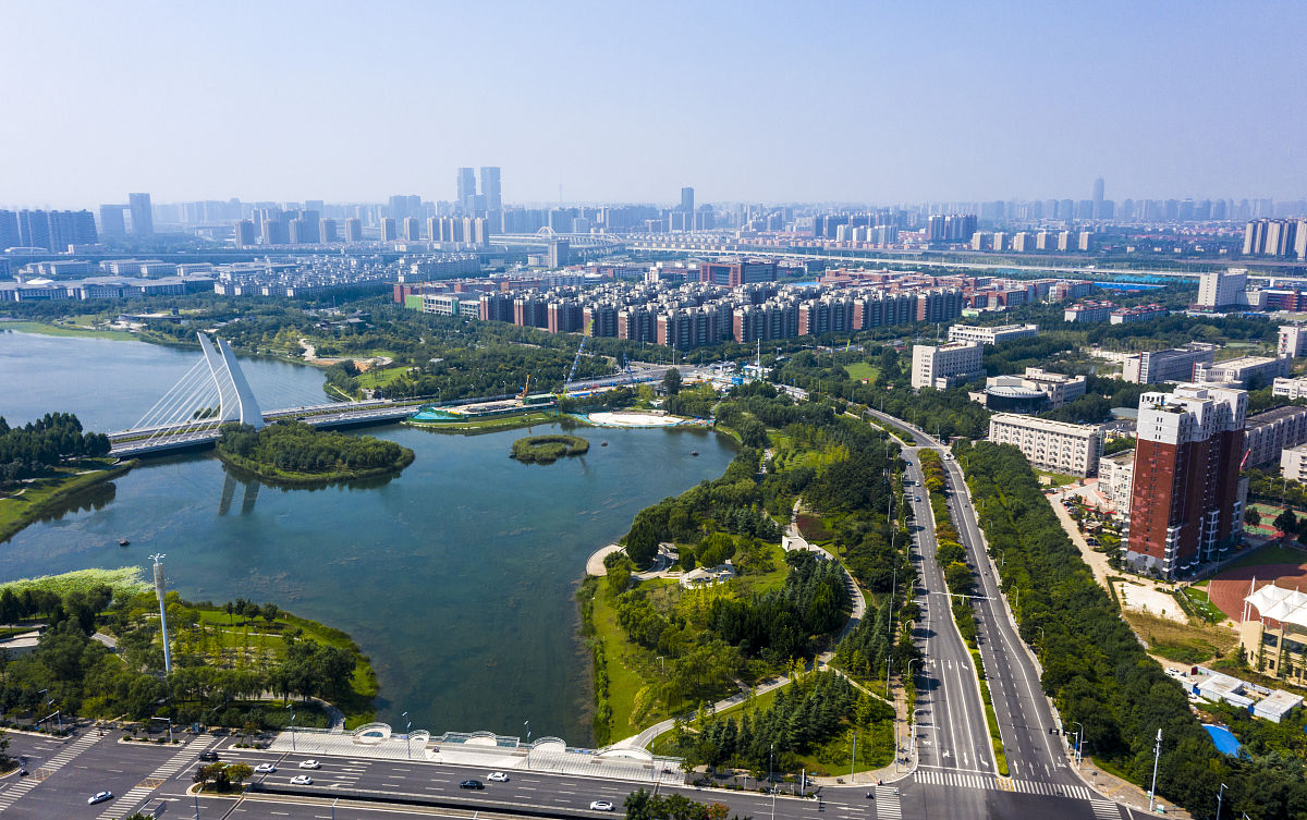 2020年8月28日,俯瞰郑州龙子湖高校园,初秋时节美景如画.