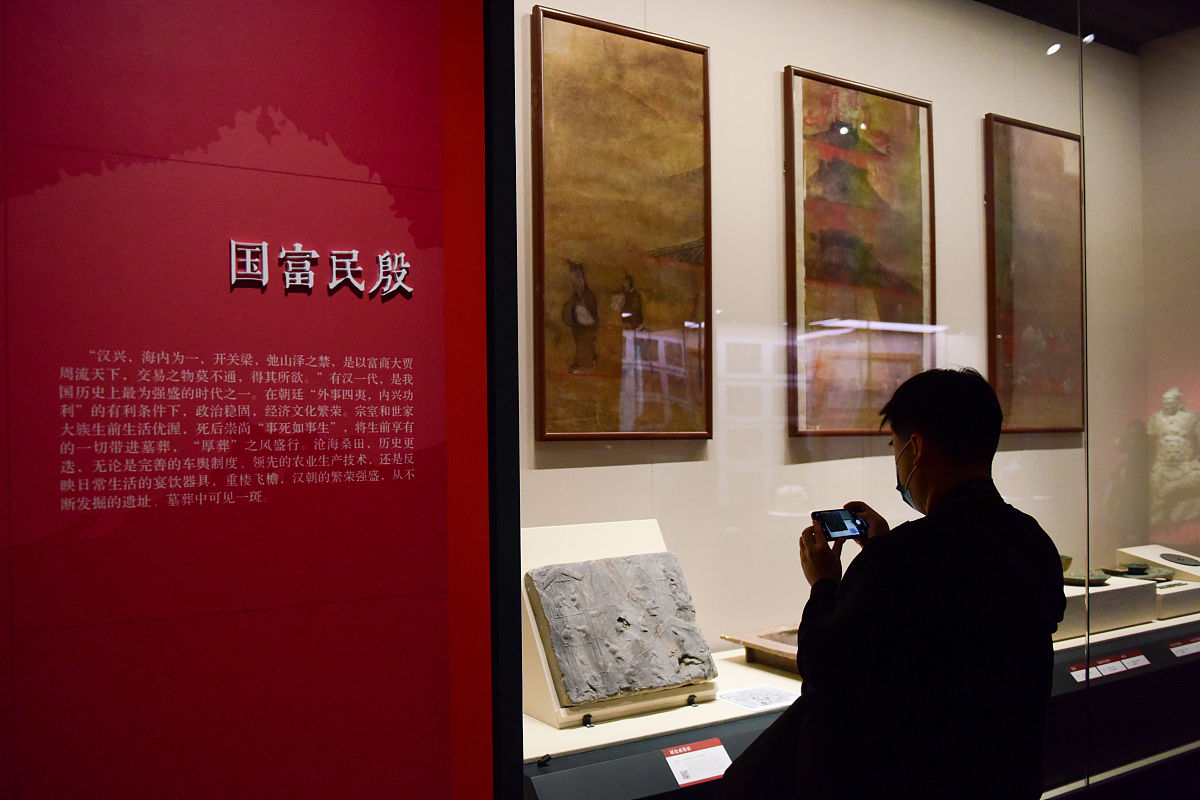 作为一个网络编辑写一篇少年三国志2的介绍文关键词策略养成年轻化美术 两段