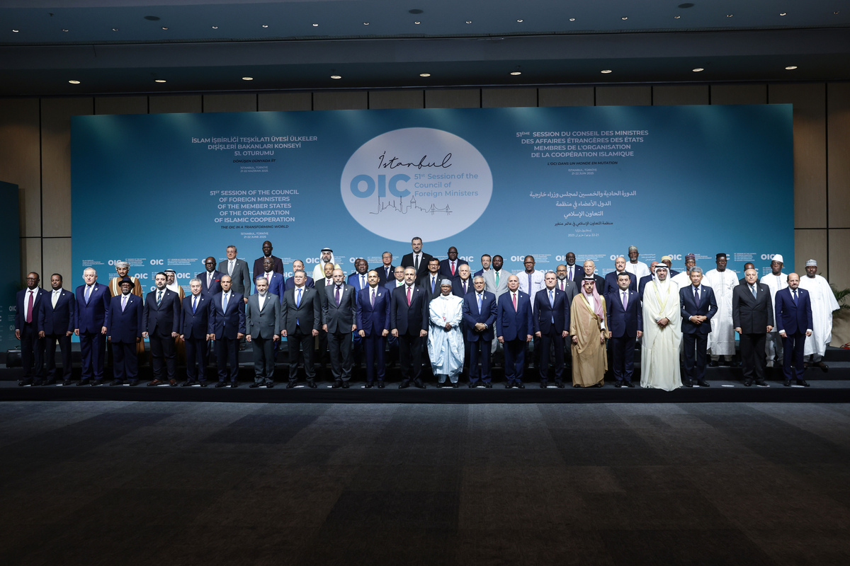 请用一下信息编写一个短段落：中日经济贸易交流会日前在大阪举行由杭州市国际商会主办、杭州市国际商会驻日本联络处承办。此次活动吸引了来自杭州、大阪、东京、神户、京都等地的40多家企业代表参加。 杭州市贸促会党组成员、二级巡视员杭州市国际商会副会长兼秘书长沈小艇表示此次活动的目的是通过面对面的沟通交流促进中日创新要素的流动推动中日双方产业和创新优势的互补实现更多优秀企业的双向合作。 目前杭州