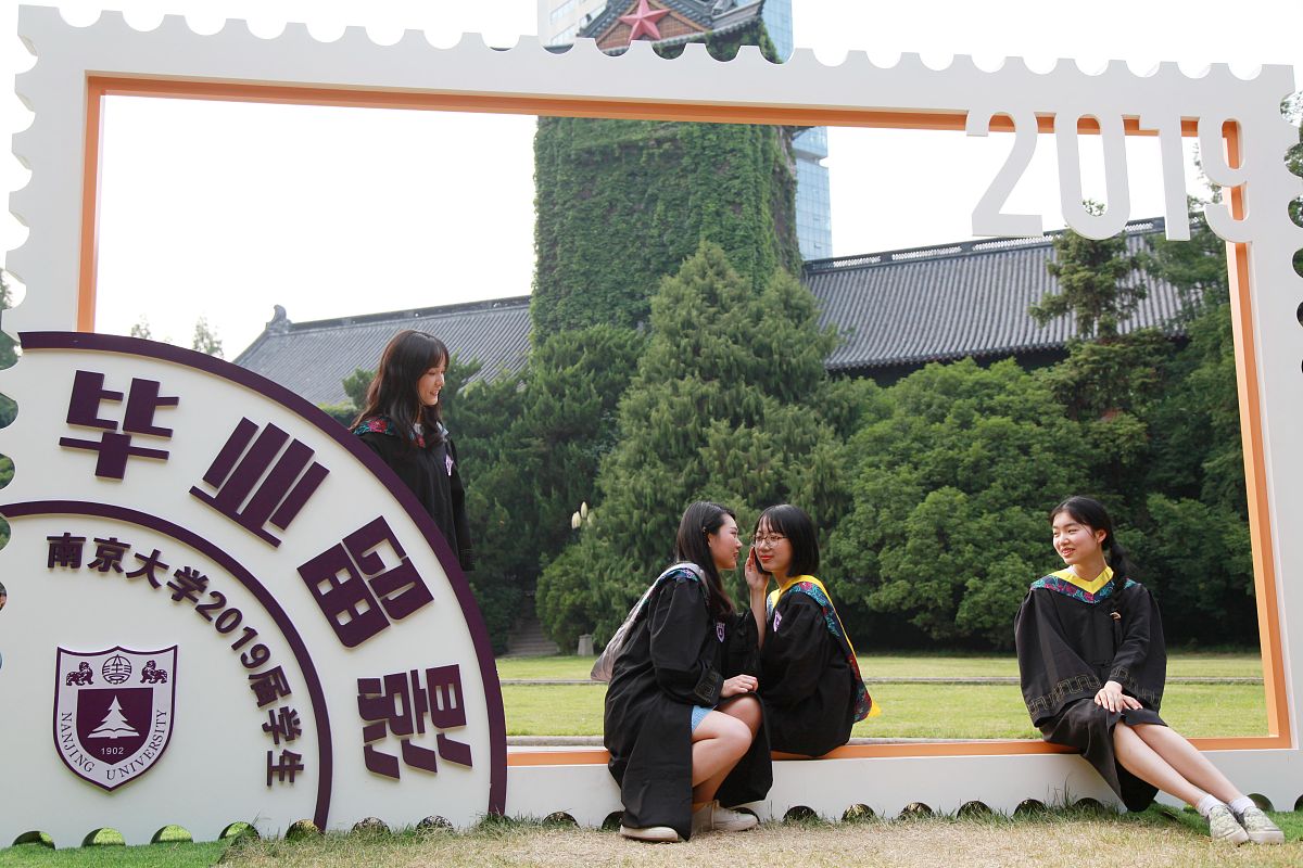 请改写以下段落使其符合逻辑：光阴似箭一眨眼的工夫大学生活即将告一段落。回首过去两年我有很多感慨。时间在指间匆匆流逝只剩下沉重的收获。在此我为自己的青春而奋斗的日子我将永远铭记于心同时我也要对所有曾经帮助过我陪伴过我关心过我照顾过我的朋友们致以最真挚的谢意愿我能在此一路走下去认识你们是我的三生之幸！首先我要感谢我的导师——陈教授他对我的论文进行了详细而耐心的指导并给予了我宝贵的意见。而且每当我赶不上