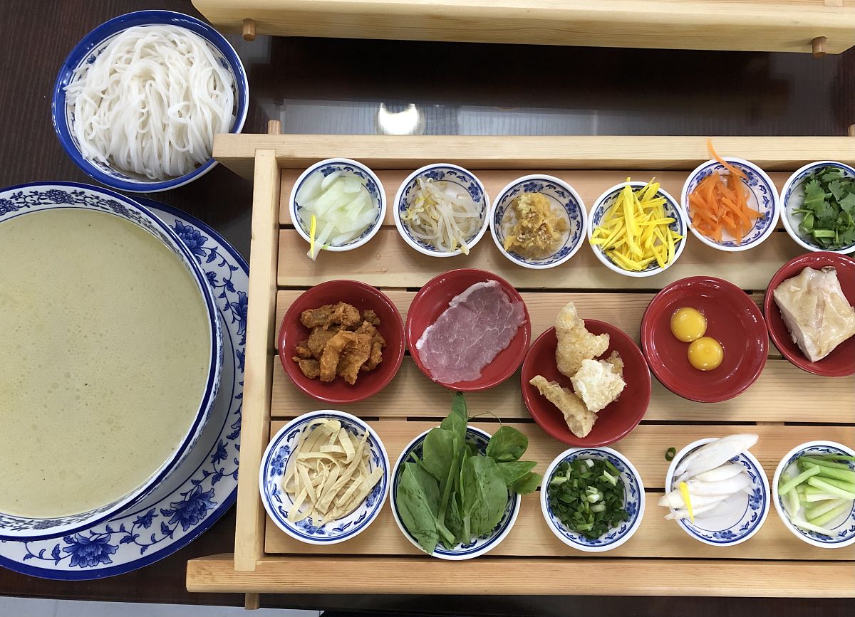 蒙自源过桥米线：云南特色美食，鲜香美味
