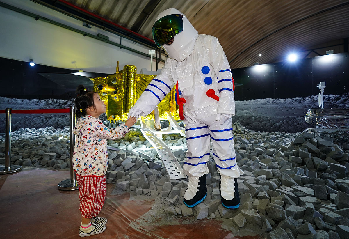 Prada 登月！奢侈品牌为 NASA 设计下一代月球宇航服