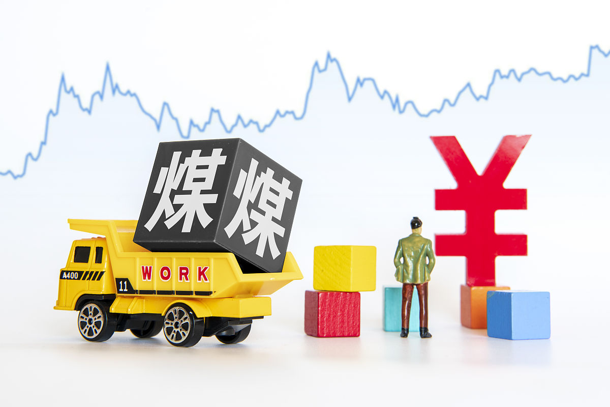 耐人寻味的是，一方面是矿难频发，另一方面则是长期不景气的煤炭业回暖。随着北方供暖季来临，据国家统计局发布的10月份物价数据，煤炭开采和洗选业价格张幅较大，环比张幅9.8%。11月2日，煤炭市场价格“风向标”环渤海动力的煤价格指数（5500大卡）报收607元/吨，连续第18周上涨。它较今年年初的371元/吨上张了 63.61%,反弹可请迅猛。
这段话主要强调：()
◎A.煤炭业的回暖导致了矿难的频发。
◎B.北方供暖季的来临使长期不景气的煤炭市场回暖。
〇¢.煤疾价格上升迅猛。
◎D.煤炭市场的迅猛反弹。