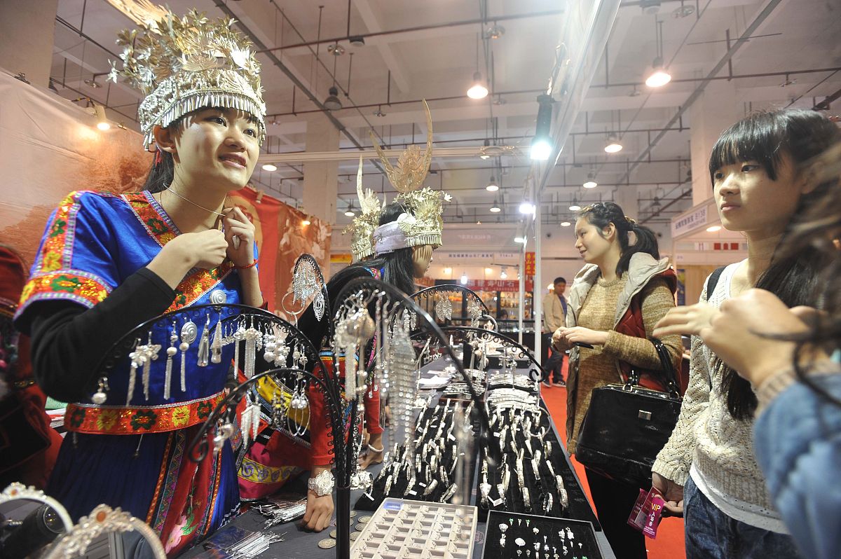 2013年11月16日,武汉科技会展中心举行珠宝展,苗寨银饰引围观.