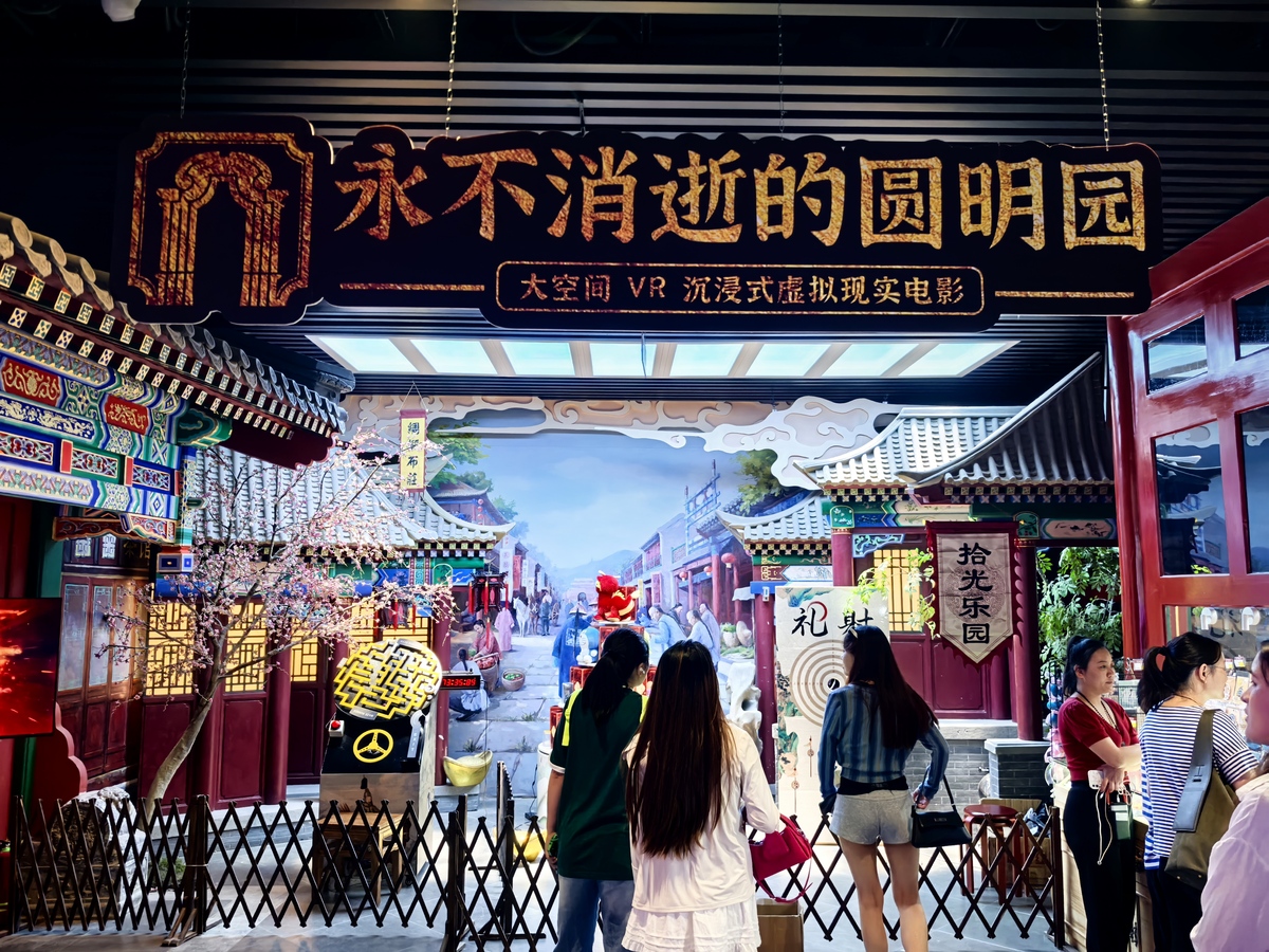 请参考小红书平台以小红风热门探店笔记的风格生成一条达人探店打卡横店影城的视频脚步。标题：探店打卡横店地点：日程	时间	地点	内容安排4月22日	1000	贵宾楼待定	抵达妆发在抵达前完成	1000-1140		办理入住休整造型整理补妆用餐	1330-1700	清明上河图	拍摄内容：风光拍摄、热剧打卡、古风达人打卡照视频必打卡点位：虹桥、樊楼大御街、水域、小御街、布店组街道备注：有条件的达人着古装