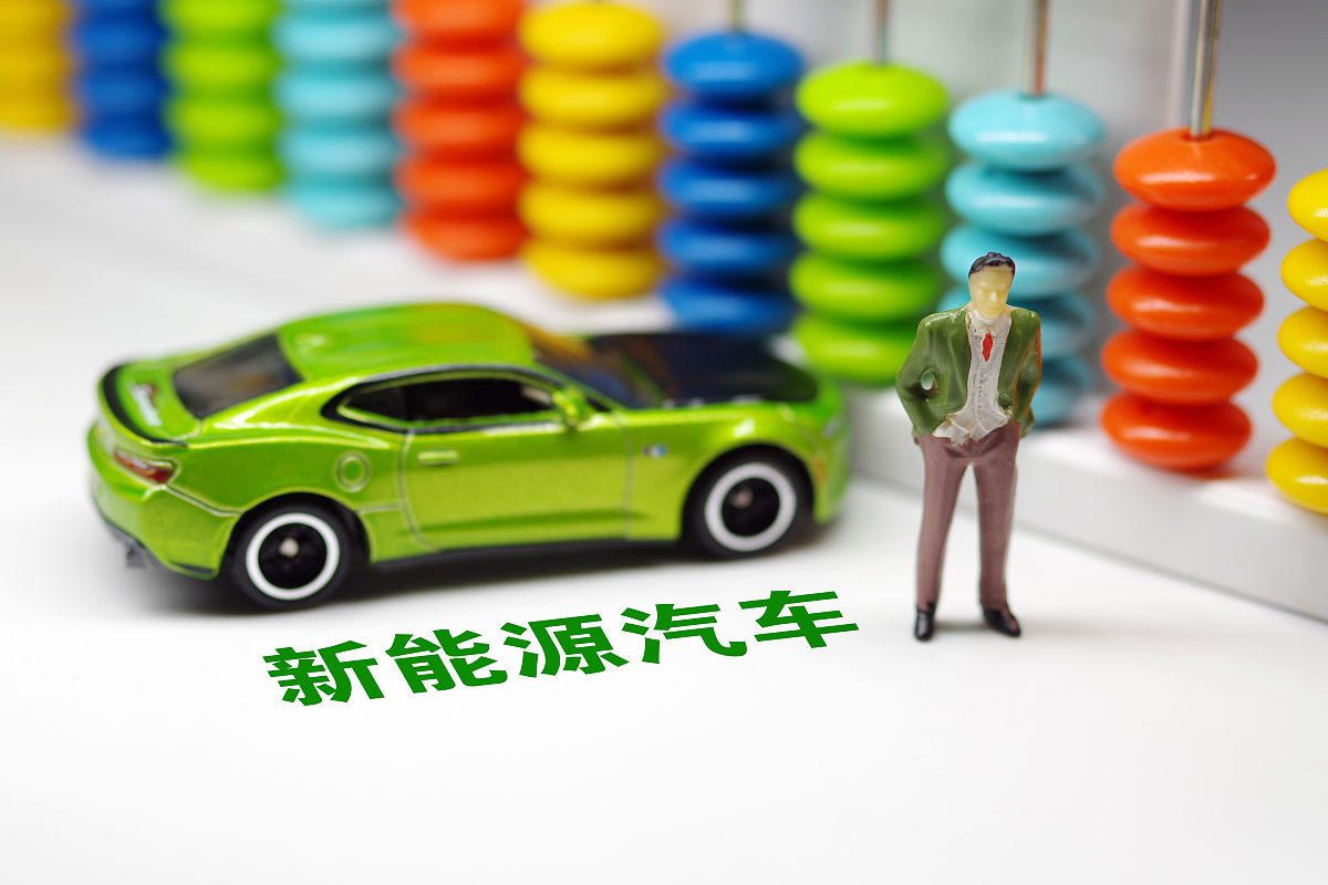 根据下面内容写一篇1000个字文章随着新能源汽车的快速发展传统燃油车市场面临着前所未有的挑战。为了清理库存、回笼资金、抢占市场份额许多燃油车企业纷纷打起了价格战推出了高达数万甚至数十万的优惠力度。然而这种以价换量的做法不仅会侵蚀自身的利润空间也会对整个汽车产业及上下游企业造成深远的影响。首先价格战会加速燃油车市场的洗牌和优胜劣汰。在电动化和智能化的浪潮下汽车市场竞争格局正在发生变化。一些主流合资企