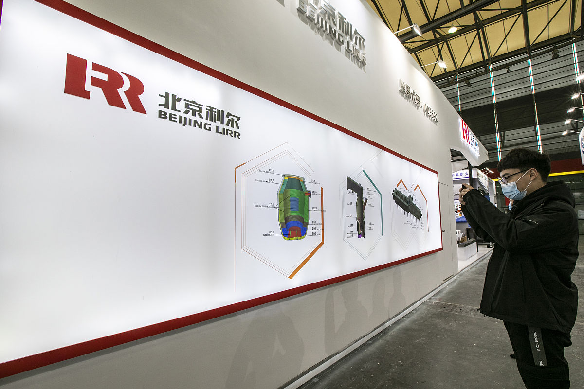 改写下面这段话要求查重率低于3。携创新产品、个性化定制服务和卓越的色彩解决方案再次在此卓然绽放向世界展示环球新材国际的品牌魅力和实力