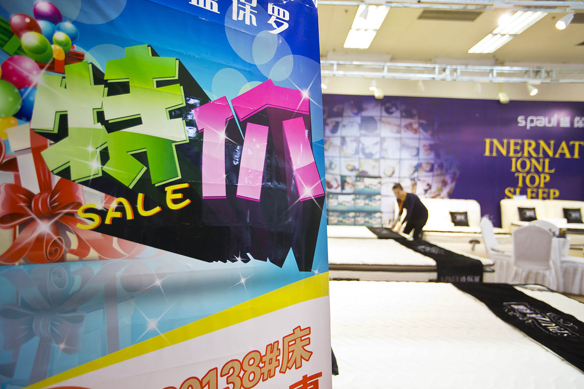 2014年03月07日,北京,消费者在展会上了解特价家具.