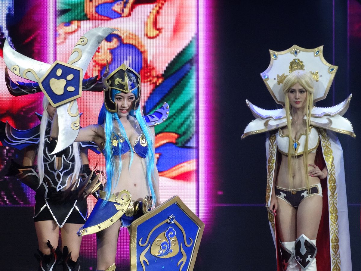 Cosplay 英雄联盟：游戏角色的真实化演绎