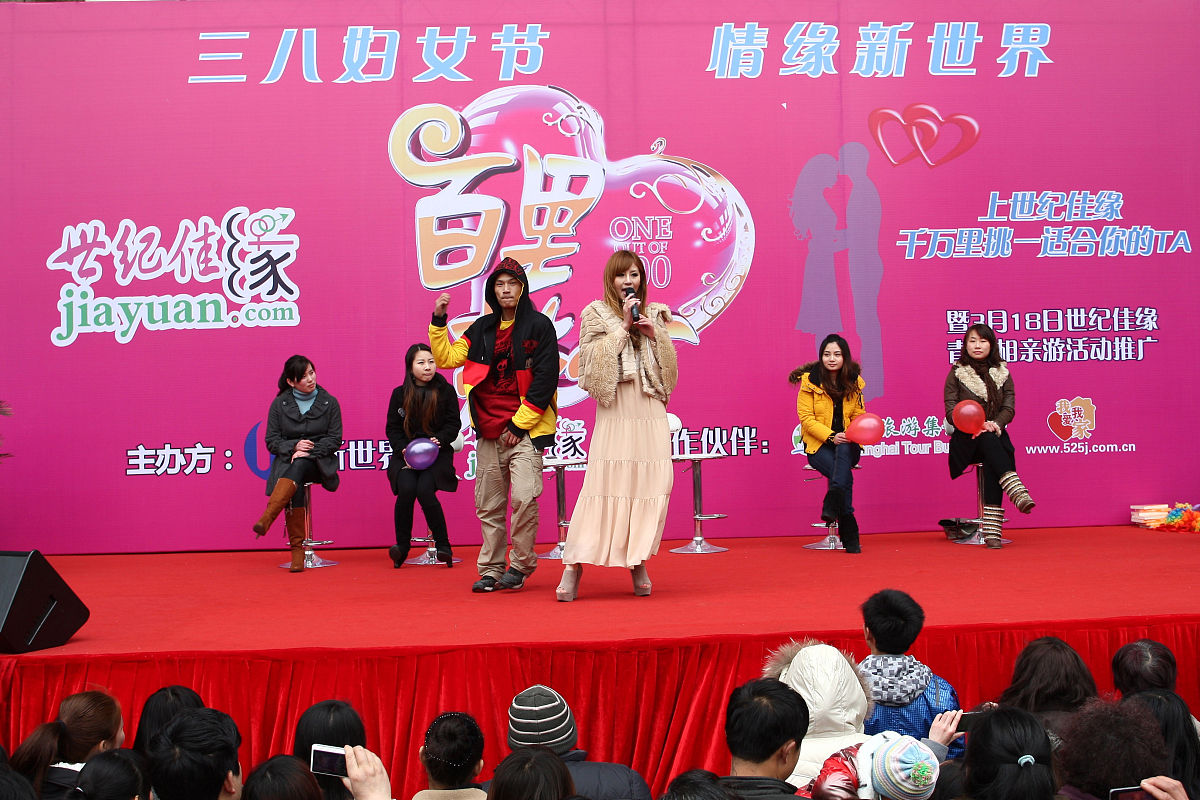 2012年03月08日,上海,当天是"三八"妇女节,新世界城门口别出心裁地搭