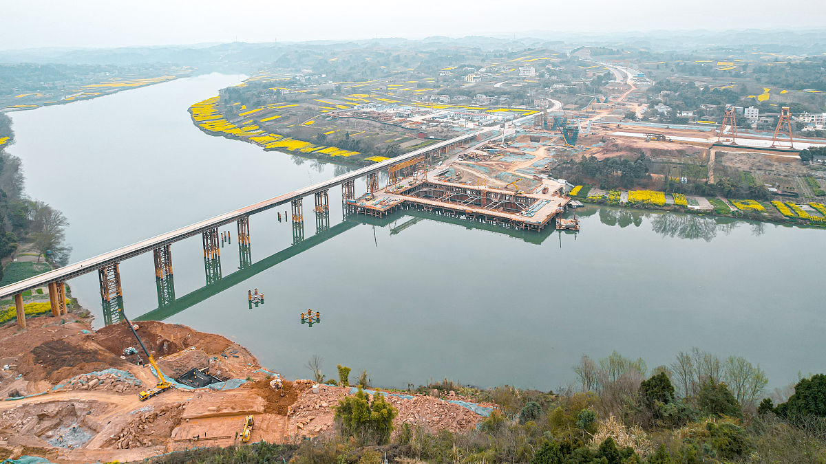 2022年3月6日,成都沱江特大桥施工现场.(如需下载使用,请务必署名:红