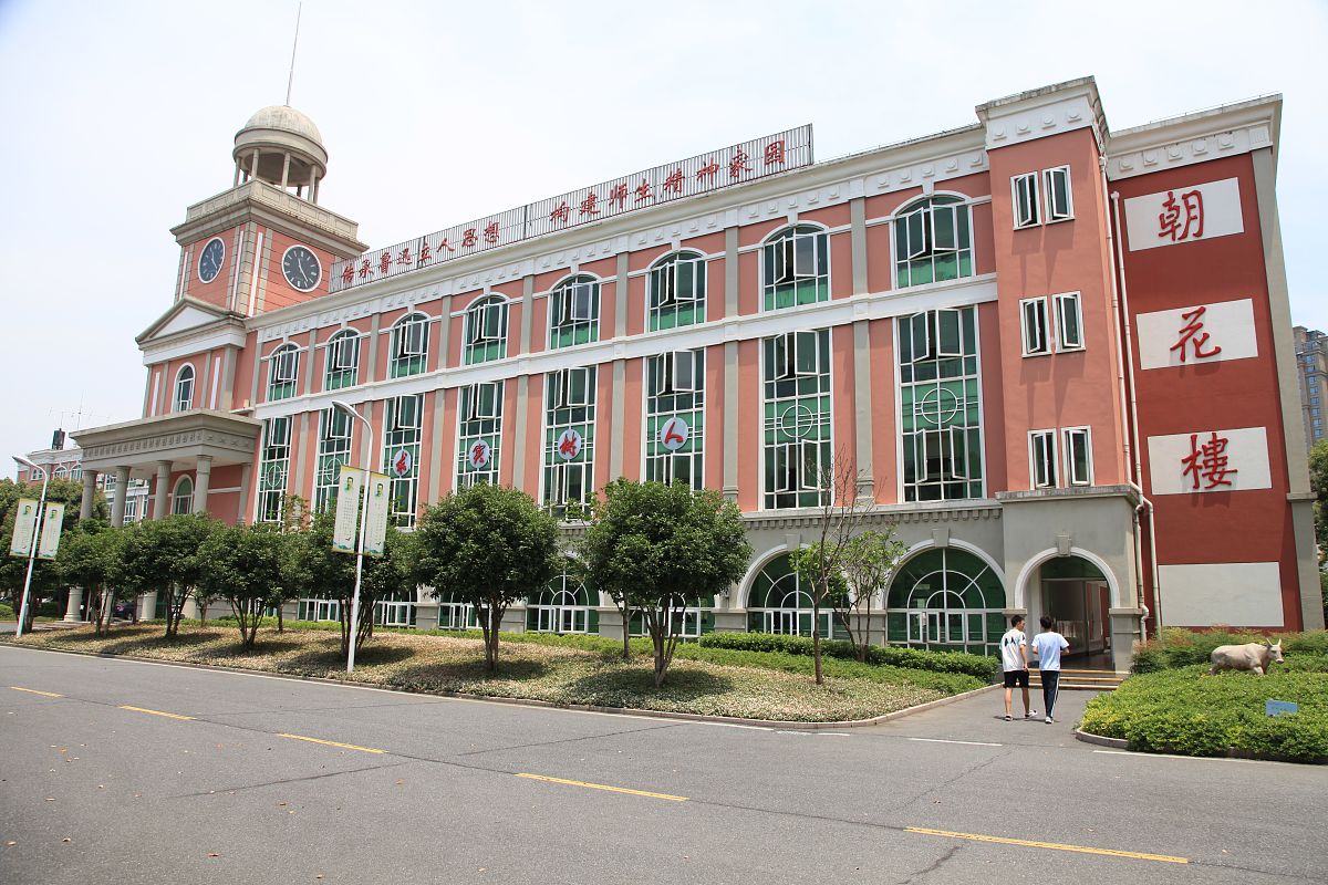 Write an expository article about Qingxi Middle School in Fengxian District Shanghai with the title My Campus