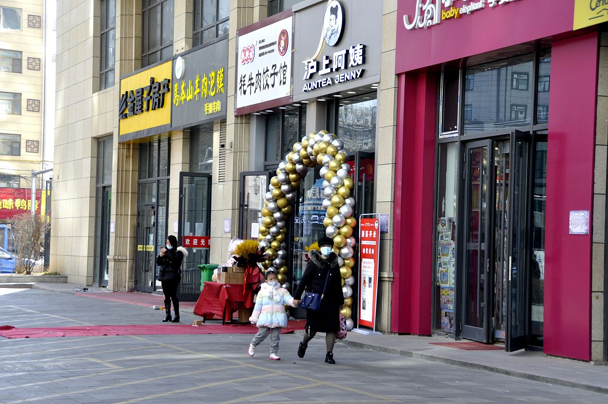 2021年12月4日,西宁,市民恢复正常生产生活秩序.