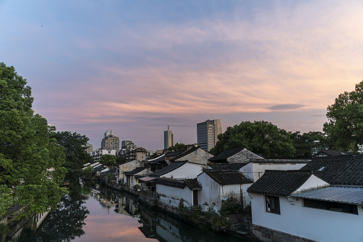 2021年8月27日,浙江绍兴,清晨朝霞映红天.