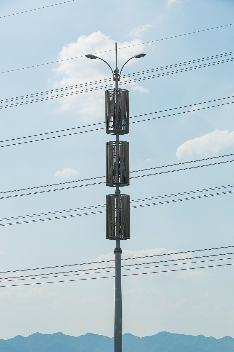 题目描述在一条道路上需要选择两个基站建立信号站接收站与信号发射站现在有 N 个基站并且每个基站有一定海拔 Hi 理想化地认为他们在一条直线上坐标为 Xi且两个信号站之间的间隔不能超过距离Distance。信号接收站的坐标大于信号发射站的坐标。现在需要让两个信号站之间存在尽可能多的基站在保证上述条件的基础上使信号站之间最高基站的海拔尽可能地高。求信号站位置坐标以及其中最高基站的海拔。输入格式第一行给