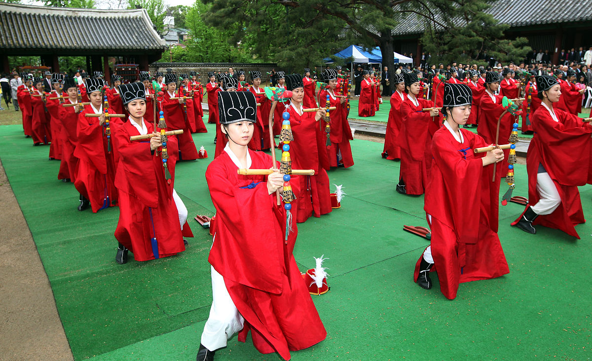 2011年5月11日,韩国成均馆在大成殿举行春季释奠大祭.作为第85号重要