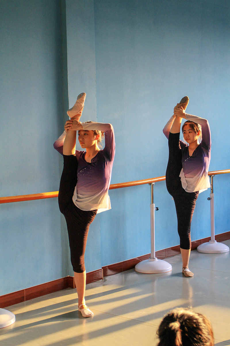 今天让孩子们主要练习的是压脚背。压脚背是很痛的。但是它的好处也非常多在舞蹈当中也是起到很关键的作用。在家里要多练习1坐砖压脚背2跪砖压脚背3撑砖站直压脚背。记得多做热身活动练习好了。也会增强脚腕的灵活性避免受伤。0帮我描述的更。好一些。