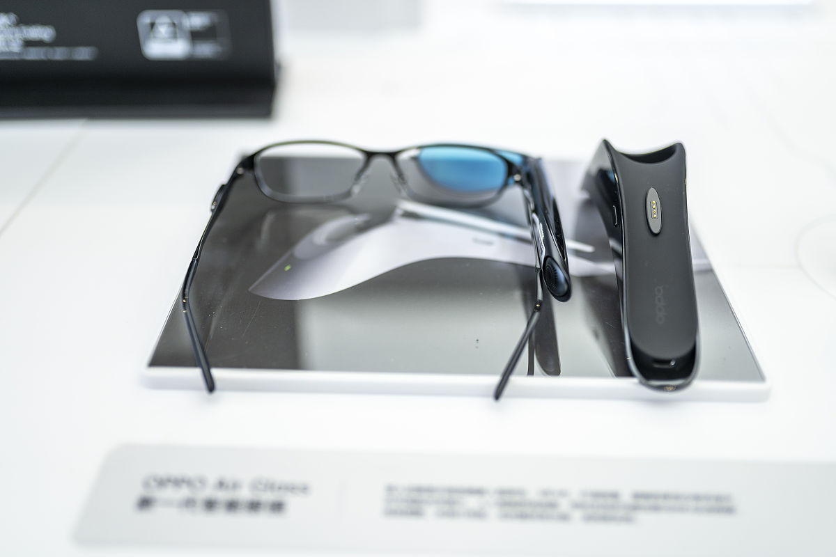 盲人眼镜是一款智能化的盲人辅助设备旨在帮助盲人更加安全地出行。该设备采用内置摄像头、云端上传和图像分割等技术为盲人提供更全面的出行服务。该项目的目标是为盲人提供一个实用、智能且高效的出行解决方案提高盲人的出行安全和生活质量基于上述内容分析一下该项目的背景并且字数在700个字左右