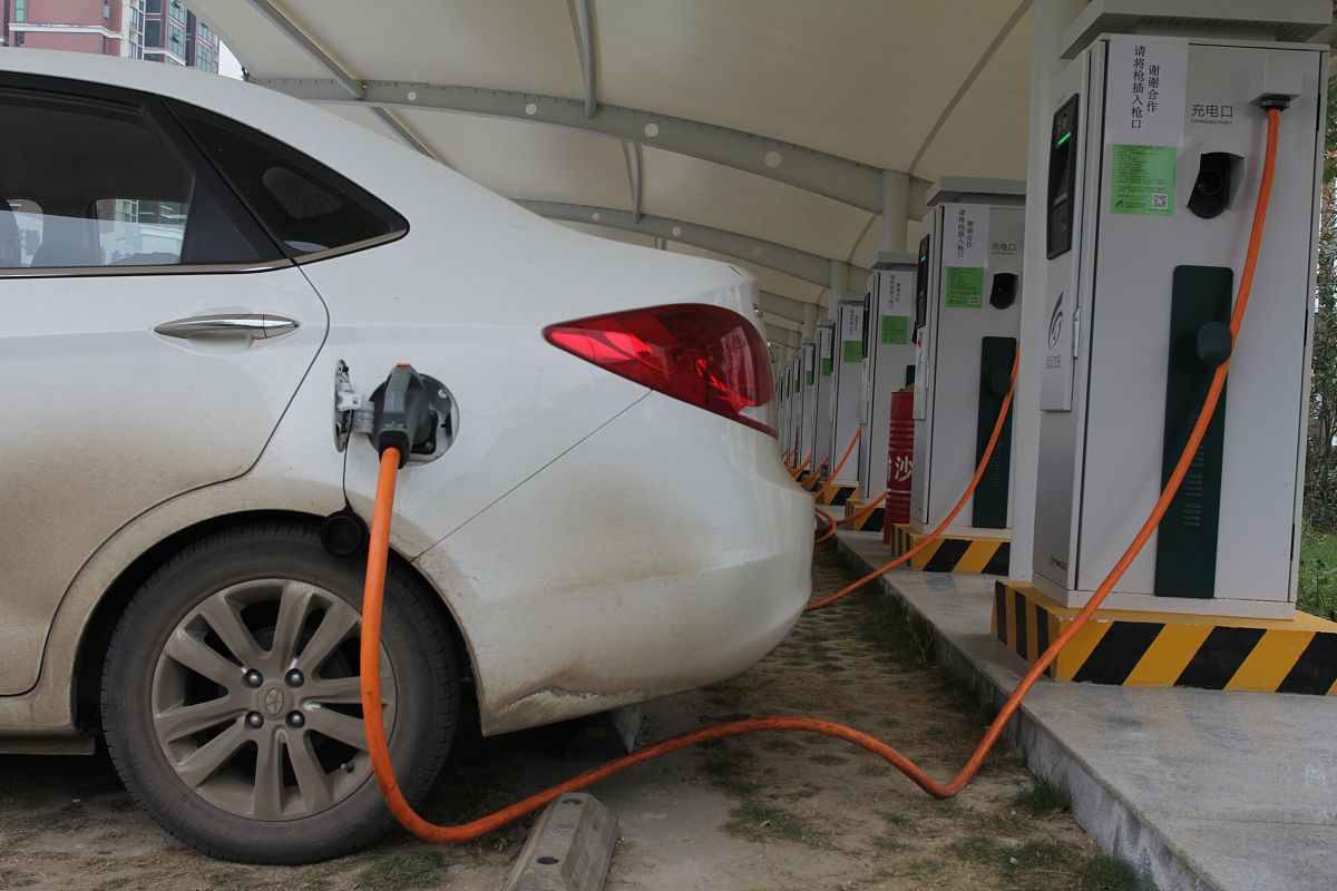 园区充电桩安装完毕，并配备悬挂式灭火器，确保安全充电