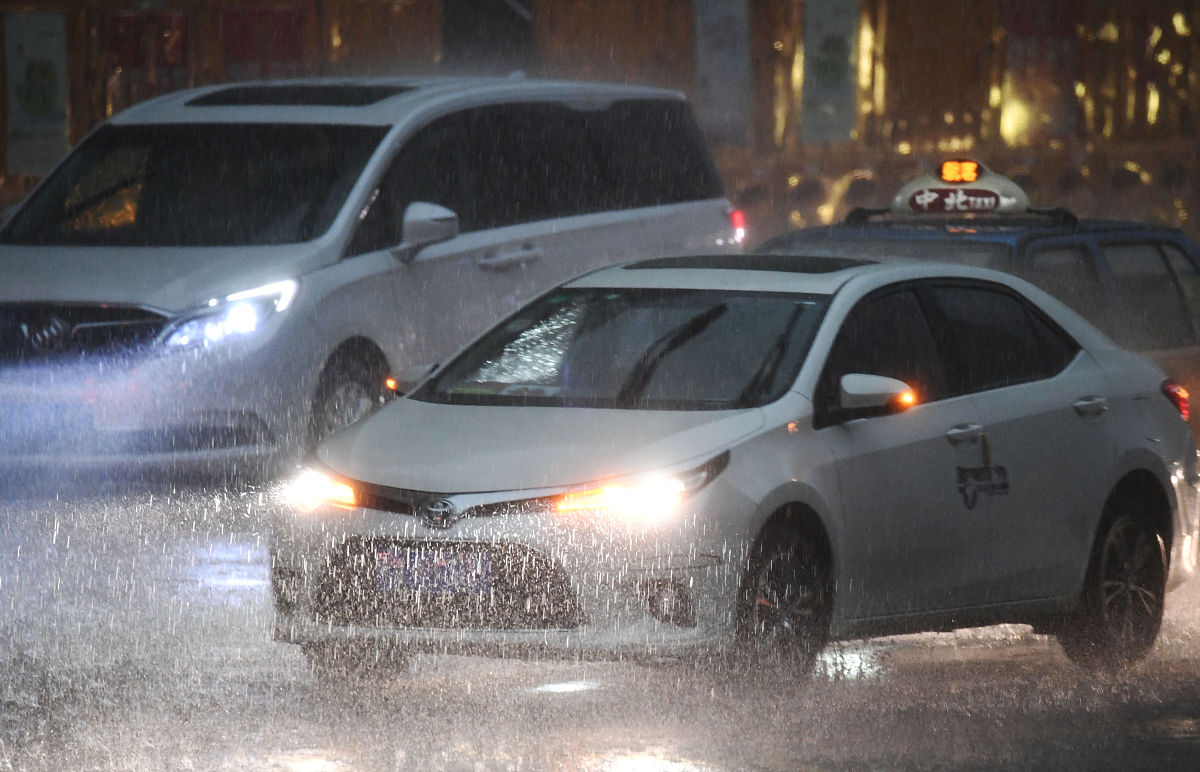 2020年7月22日,哈尔滨下午迎来阵雨,刚开始下的时候还有冰雹,阵雨下的