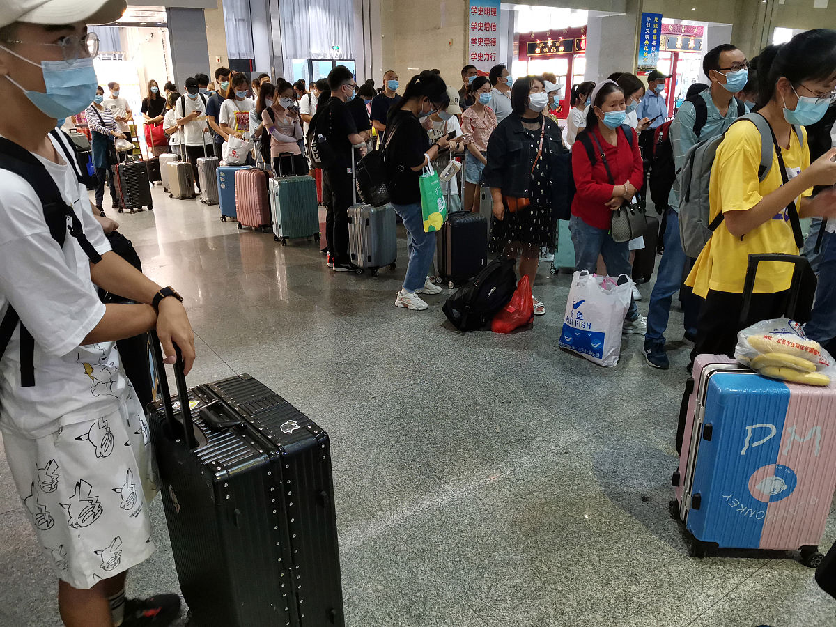 开学季的地铁站：诚心对待广大学生客流 做有温度的服务