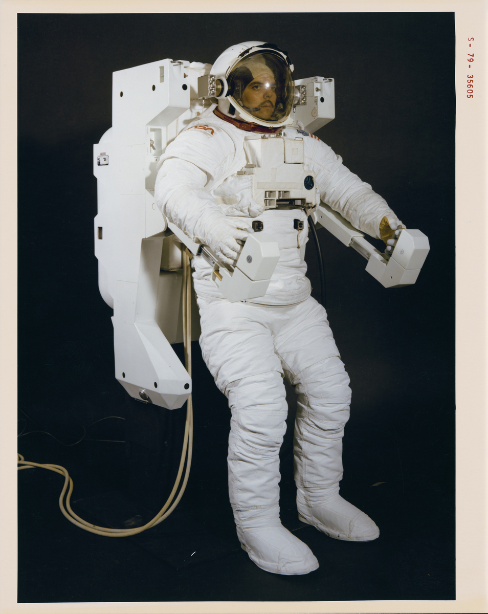 2023年6月4日6时33分神舟十五号载人飞船返回舱在东风着陆场成功着陆航天员费俊龙、邓清明、张陆全部安全顺利出舱神舟十五号载人飞行任务取得圆满成功。在此次降落中神舟十五号只绕地球转5圈就进入了最后的返回轨道。经过多次姿态调整、点火制动、轨道舱分离、推进舱分离返回舱将以一个合适的姿态角再入大气层。经过上千度高温的考验之后神舟十五号返回舱打开降落伞进行充分减速。待到距离地面1米时返回舱还会启动反推火