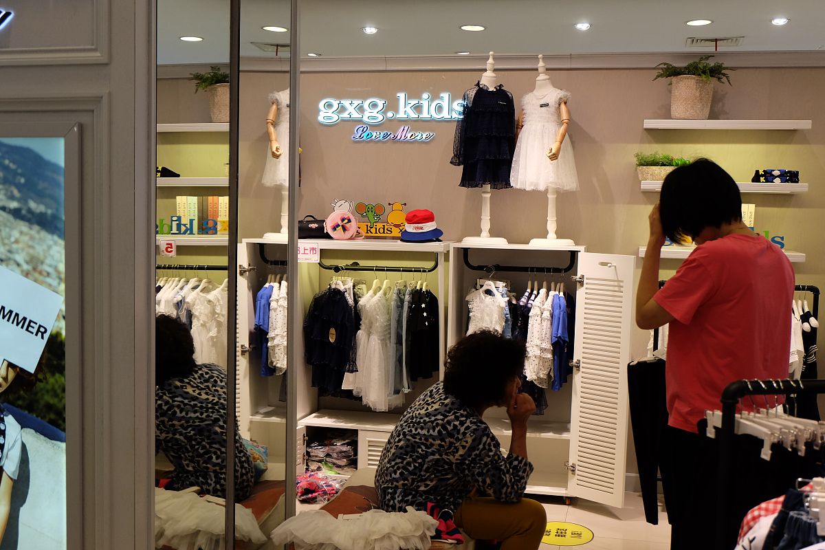 三名英语专业大学生开童装店的特点、优势、创新性100字