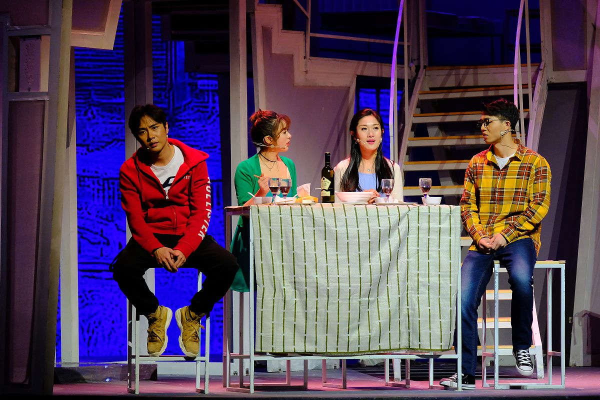 给出5个有关自由与平等的剧本创作主题虚构演出时长3-5分钟演员5人需要呼应公平与发展权利与特权我们人类的共性造成哪些结果？平等的机会群体间的关系。的全球背景。