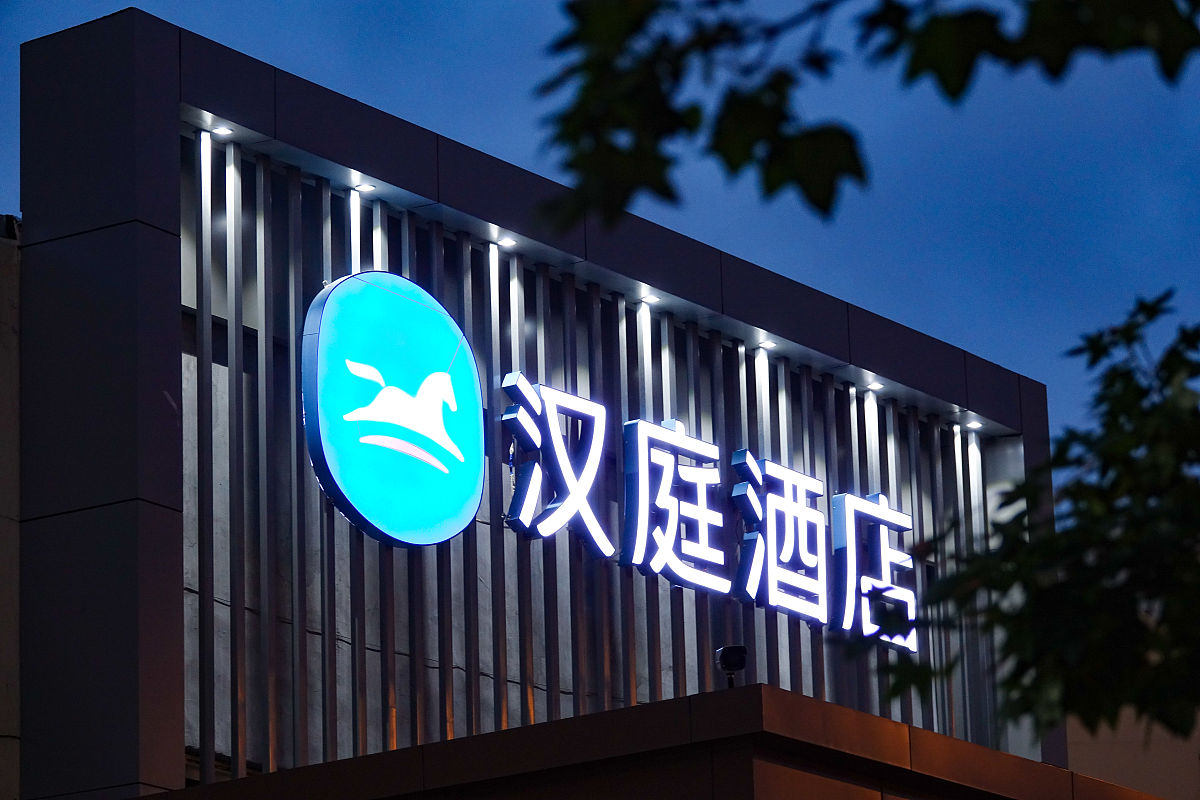你是一个在汉庭酒店工作的服务员1133房间顾客来电说很喜欢房间里的书籍我通过沟通与了解决定把书籍赠送给顾客因此顾客写了一封表扬信请你用优美的语言写3个不少于100字的优秀黄金案例