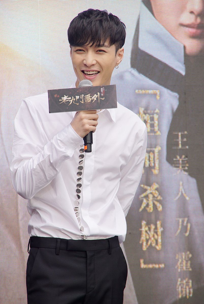 暧昧升温：曹雨臣的主动与张艺兴的心动