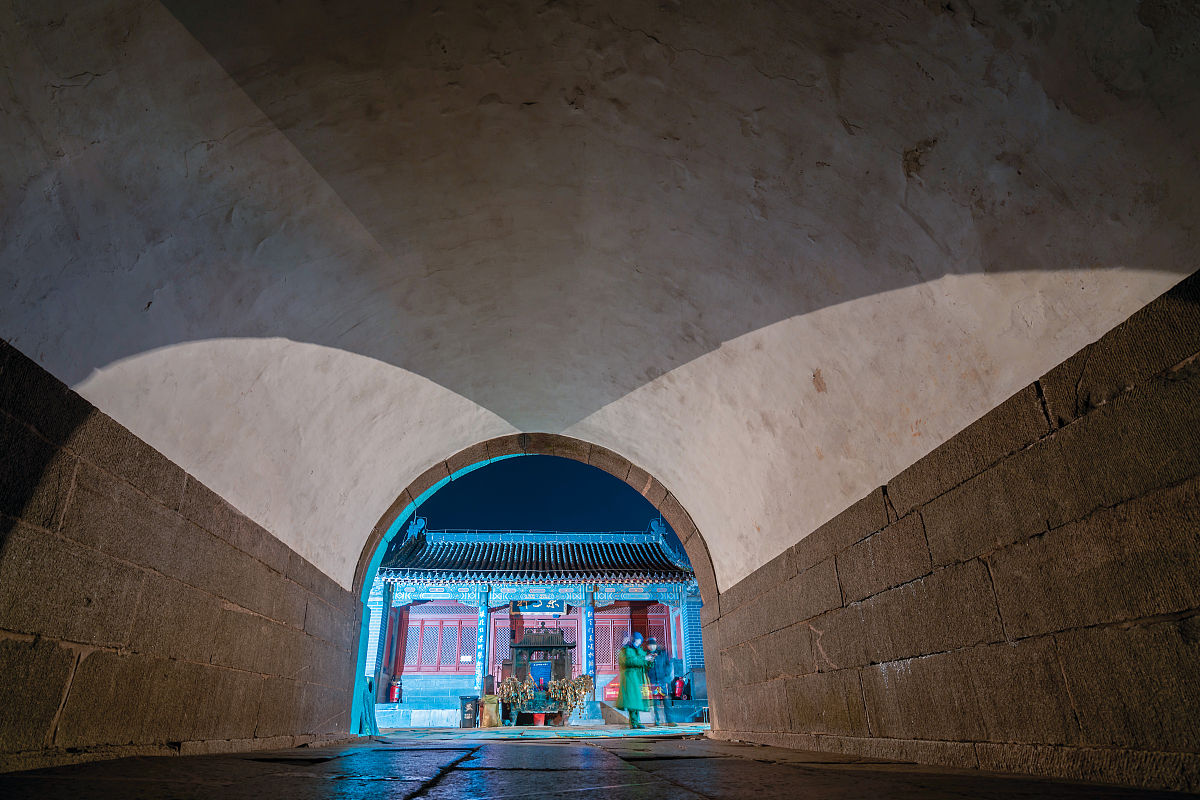 用天空中的南天门写一个故事