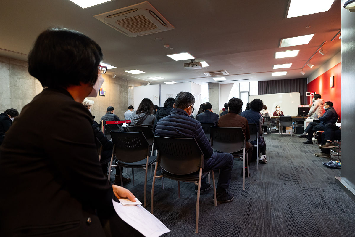 当地时间2021年12月16日,韩国首尔,民众在医院接种新冠疫苗.据韩国《
