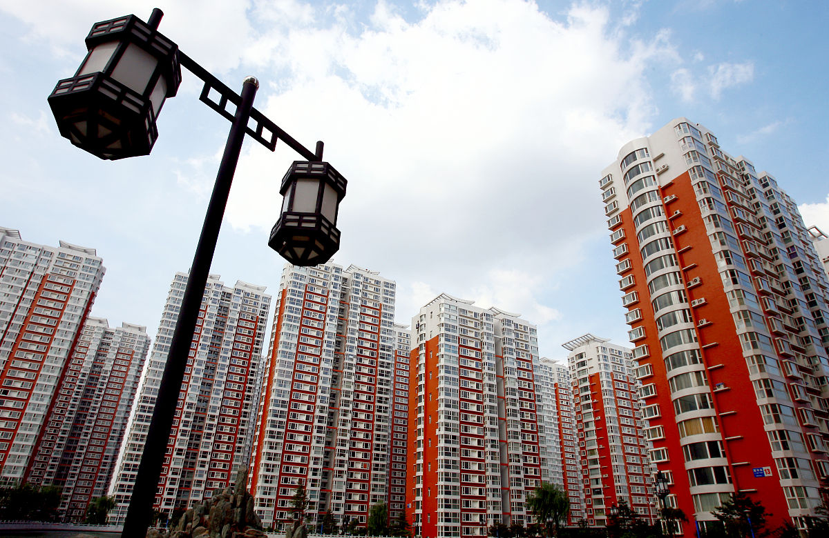 阐述800字：物业服务标准化对高端住宅项目价格存在正向影响。