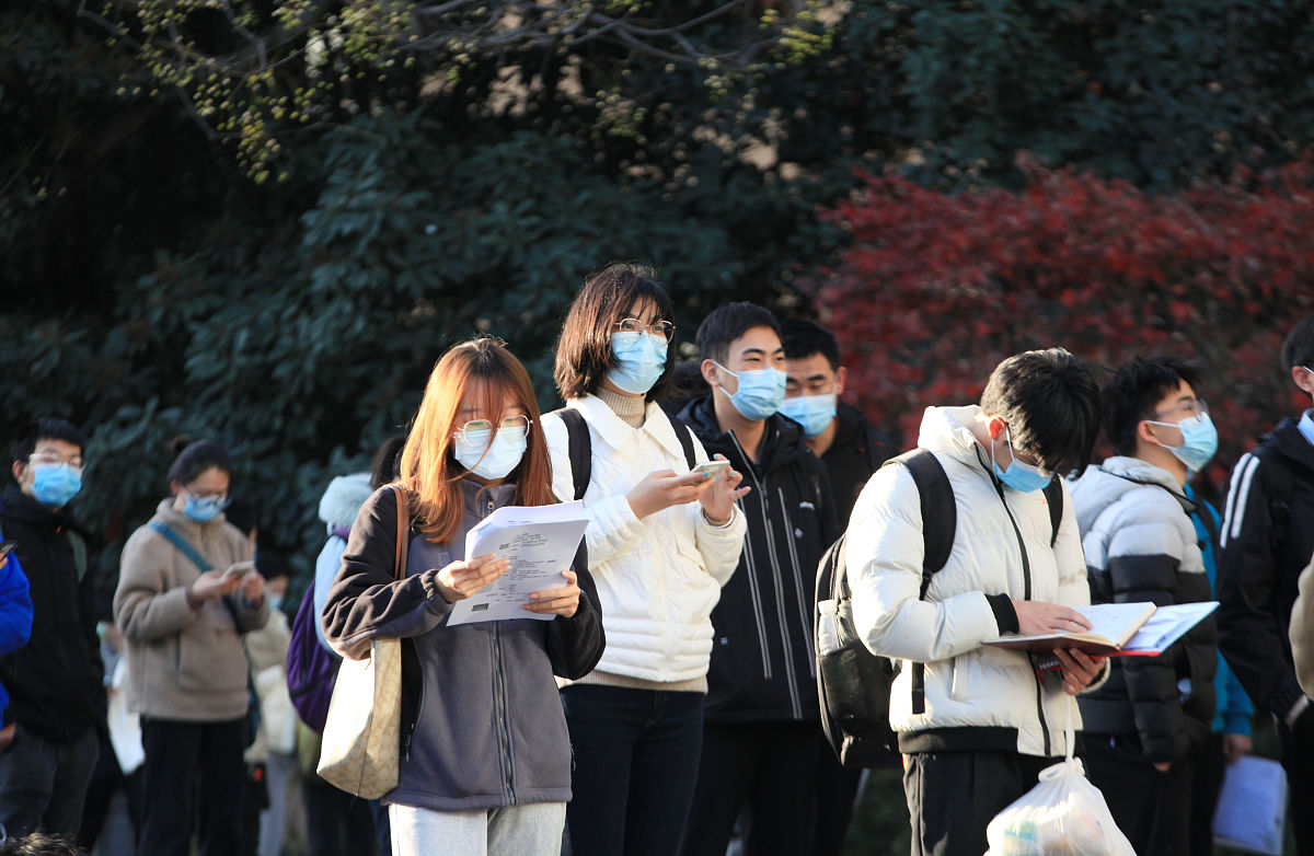 以考公务员失败最终选择考军队文职为主旨写一篇文章字数不少于500字。