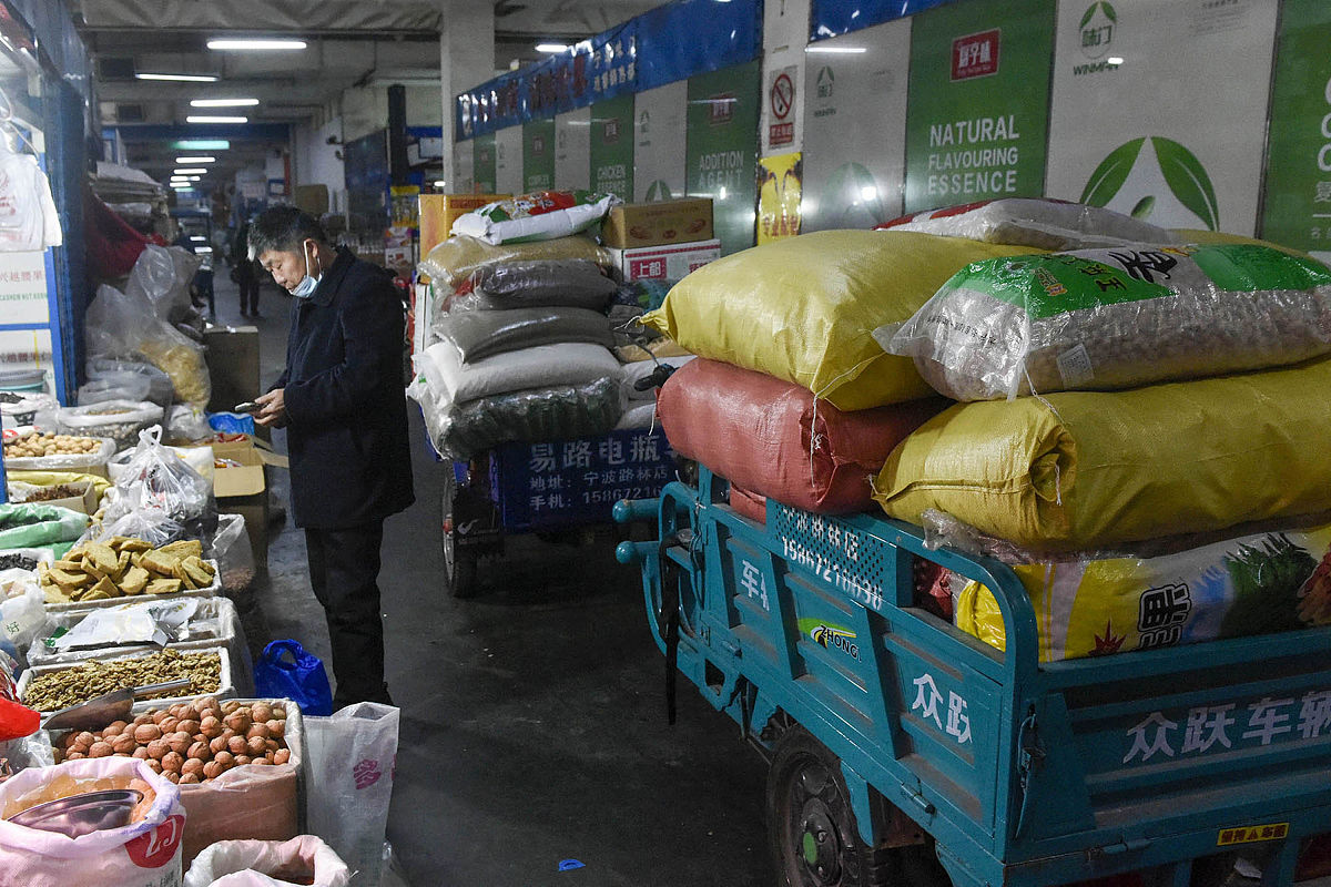 2022年1月2日,浙江宁波,市民们在路林市场选购年货.