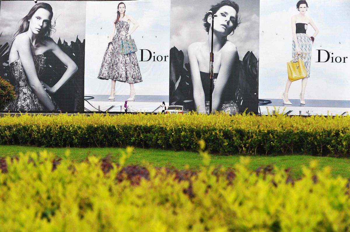 以大牌新趋势作为主题根据2023线上最受欢迎奢侈品牌TOP10Dior超越Gucci位列第一编写一篇时尚资讯不少于六百字