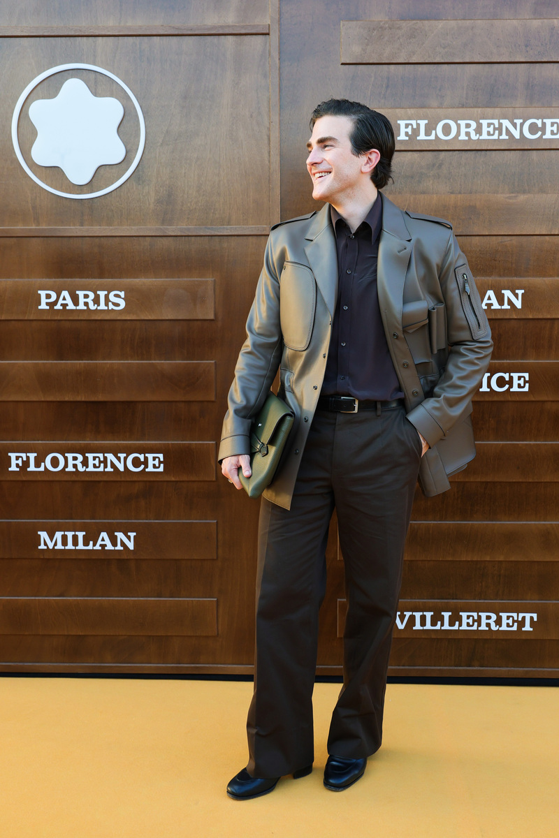 用美式英语写3条关于Men Leopard Winter Warm Fashion Outdoor Woolen Faux-Fur Coat Collar OverCoat产品的正面评论。内容附带评论标题评论单词数量小于40个单词。