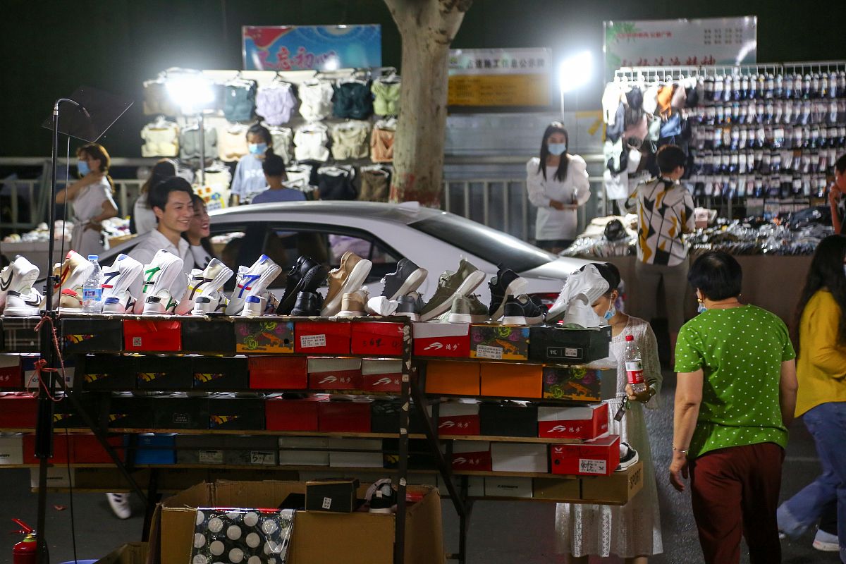 2020年6月1日,郑州健康路夜市复市,前来逛街的市民熙来攘往,而商户则