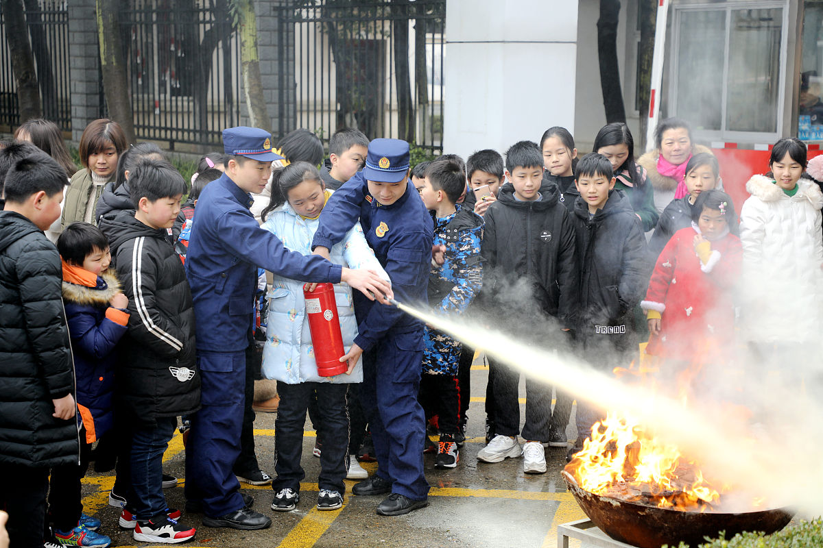 简述消防安全教育培训的作用你居住的小区或其他场所有没有举行过消防安全教育培训如果有形式有哪些？如果你自己是消防安全教育培训组织者你认为哪种方式更有效呢？