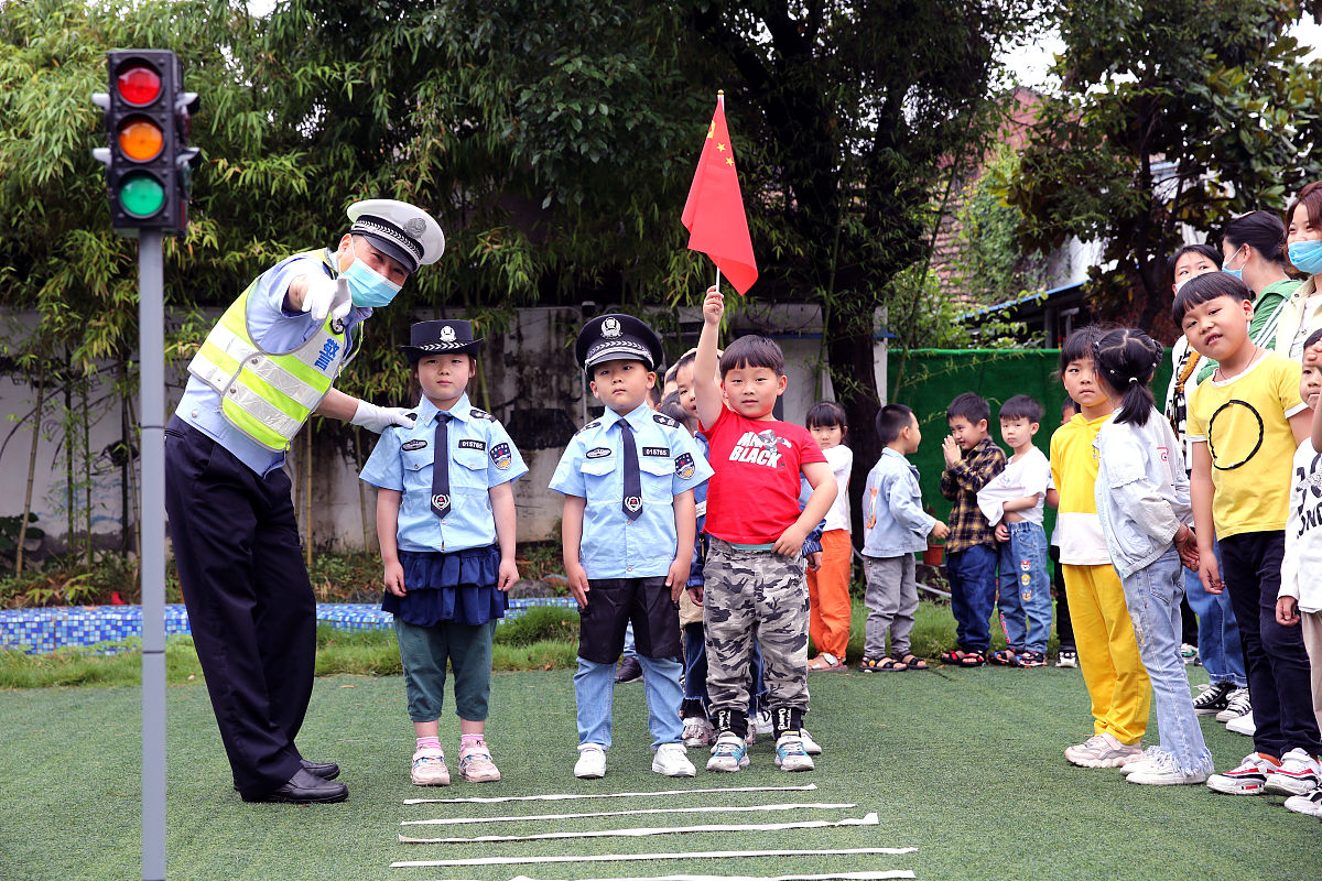 紧急情况下，小朋友应该怎么做？